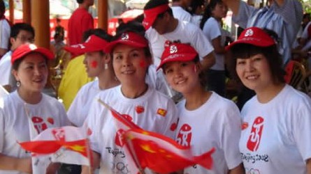 2008奧運(yùn)火炬在蘭州傳遞，歐米茄中國(guó)區(qū)副總裁Carlos先生是第8號(hào)火炬手，蘭州巍雅斯員工啦啦隊(duì)為奧運(yùn)加油